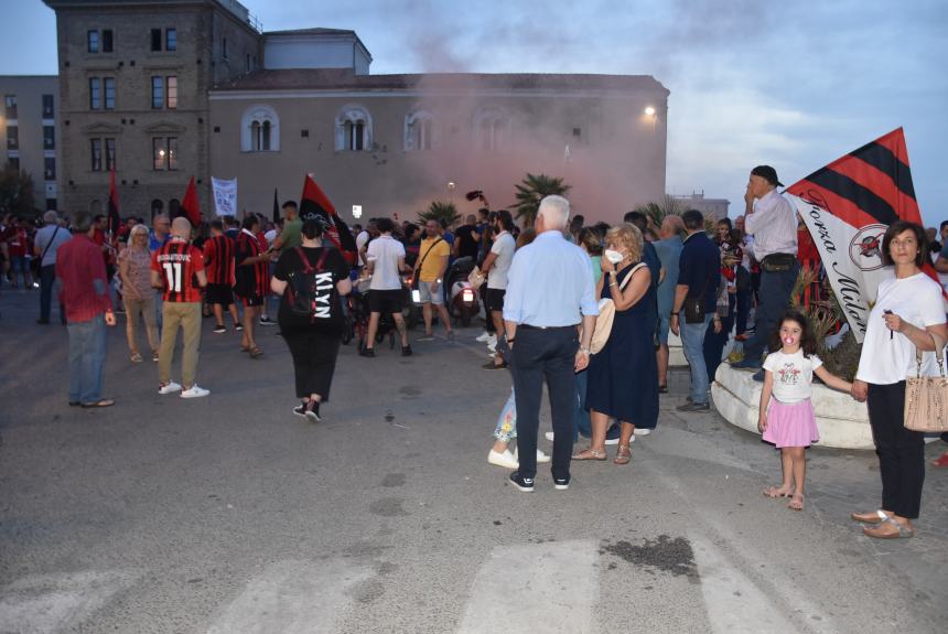 Dopo undici anni lo scudetto è del Milan, esplode la festa rossonera 