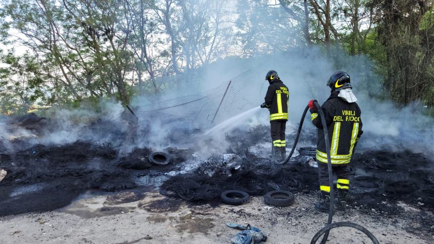 In fiamme  l'isola ecologica a Castelguidone, bruciati pneumatici e cassonetti