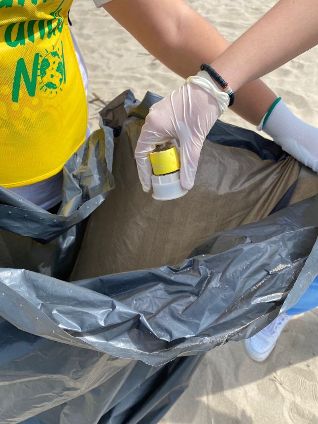 Legambiente, volontari e studenti ripuliscono la spiaggia di Campomarino