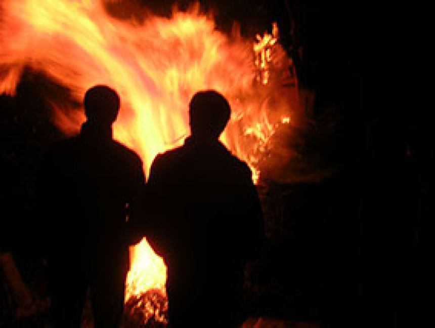 Falò per la pace: l'antica tradizione popolare del fuoco di San Michele