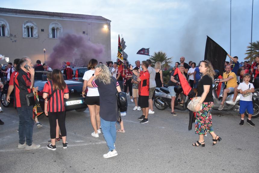 Dopo undici anni lo scudetto è del Milan, esplode la festa rossonera 