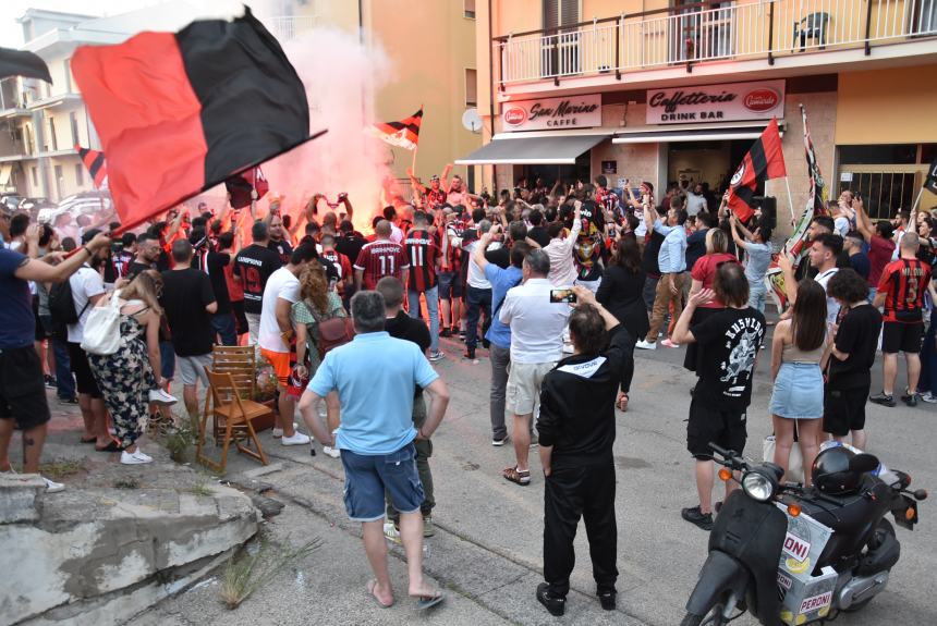 Dopo undici anni lo scudetto è del Milan, esplode la festa rossonera 