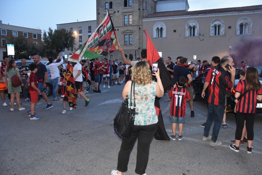 Dopo undici anni lo scudetto è del Milan, esplode la festa rossonera 