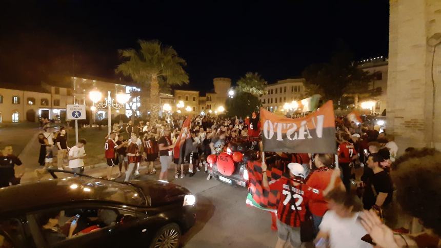 Il Milan vince lo scudetto, tifosi scatenati in Piazza Rossetti