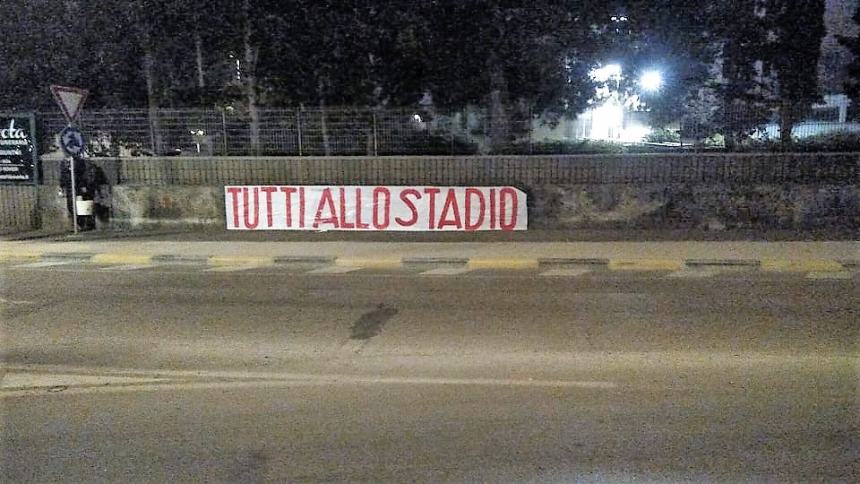 Striscione 'Tutti allo stadio' per il Termoli Calcio