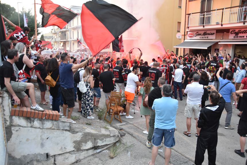 Dopo undici anni lo scudetto è del Milan, esplode la festa rossonera 