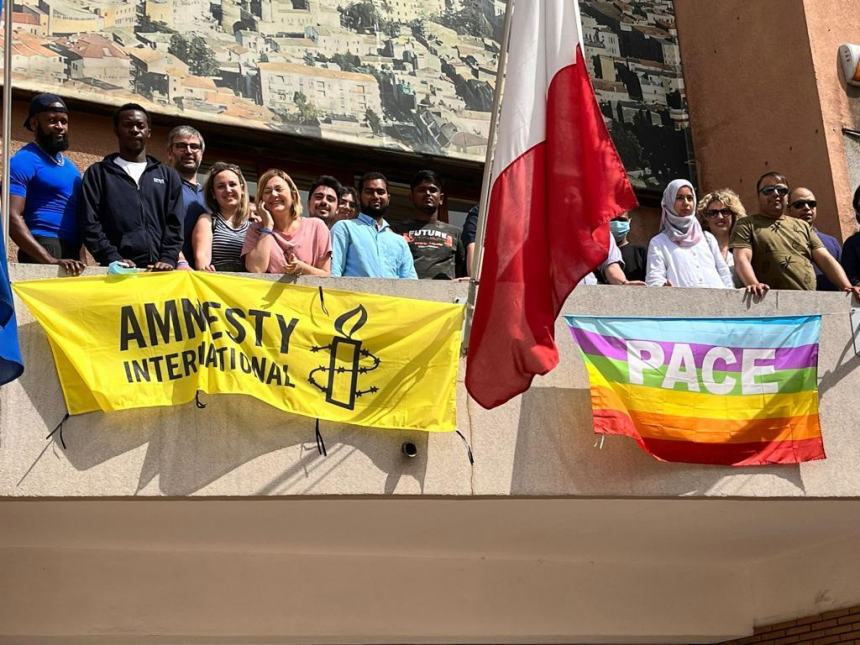 61 anni di Amnesty International, la bandiera sventola sul Comune di Vasto