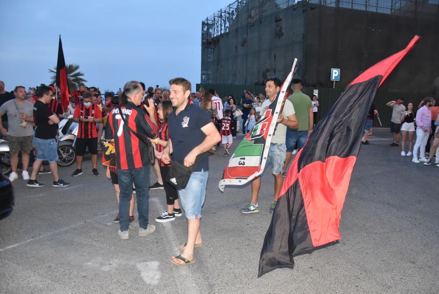 Dopo undici anni lo scudetto è del Milan, esplode la festa rossonera 