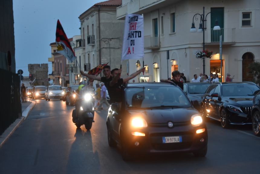 Dopo undici anni lo scudetto è del Milan, esplode la festa rossonera 