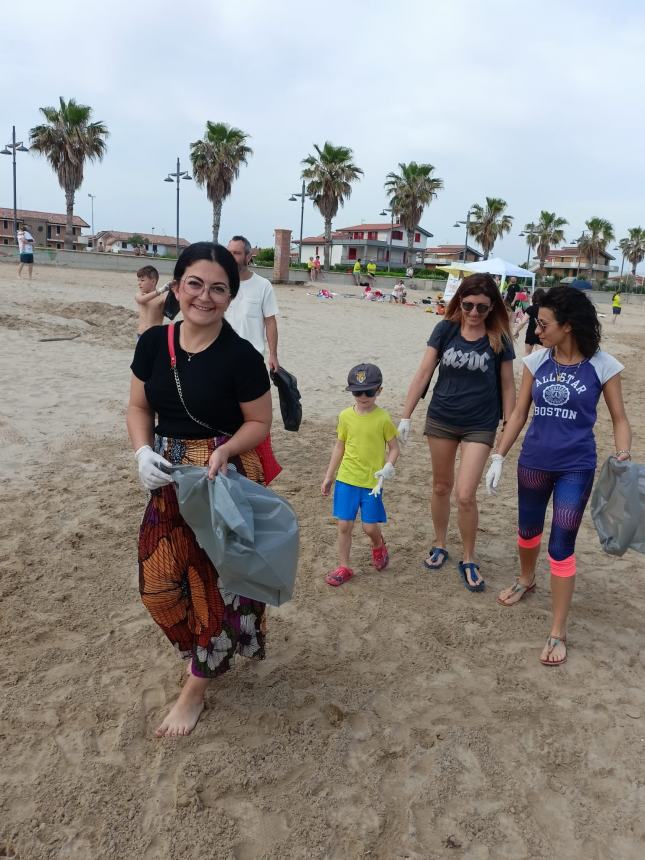 Cani di salvataggio, sub e rifiuti sulla spiaggia: mattinata intensa alla Costa Verde