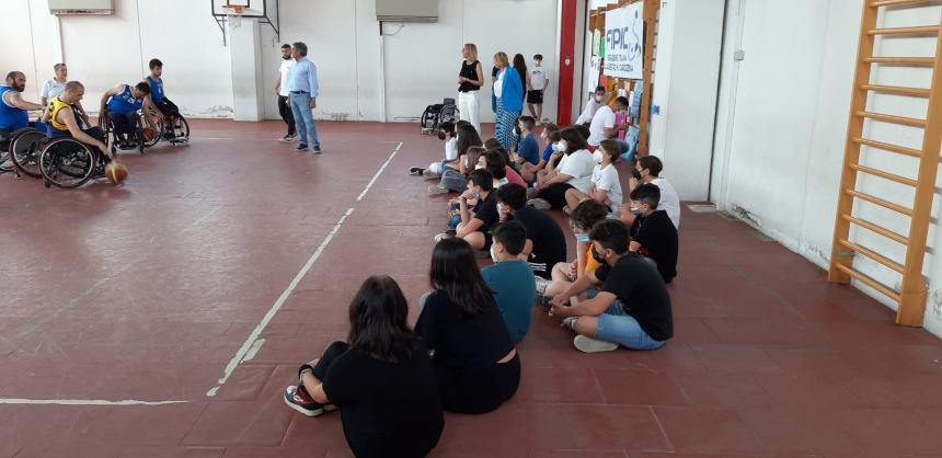 Basket in carrozzina alla scuola di via Po