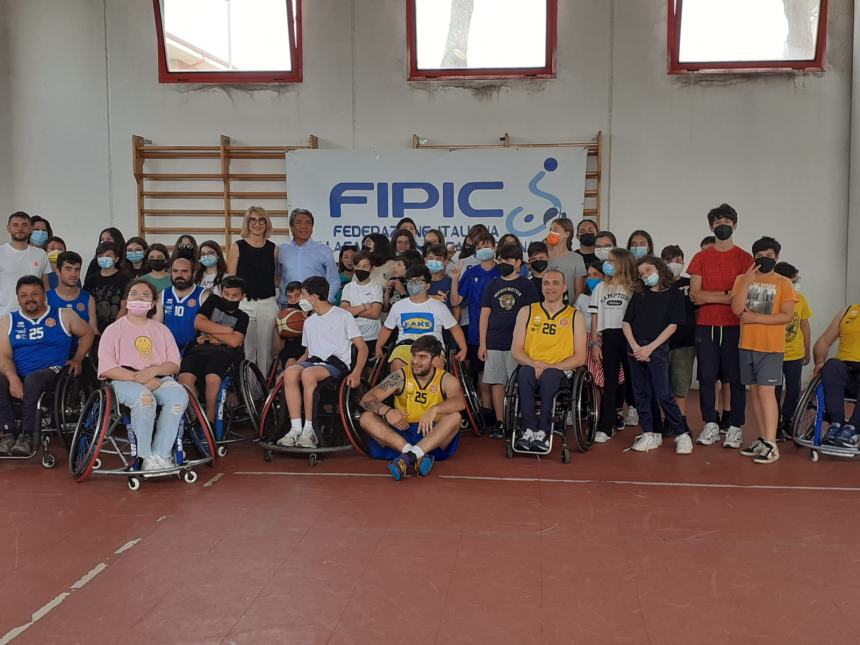 Basket in carrozzina alla scuola di via Po