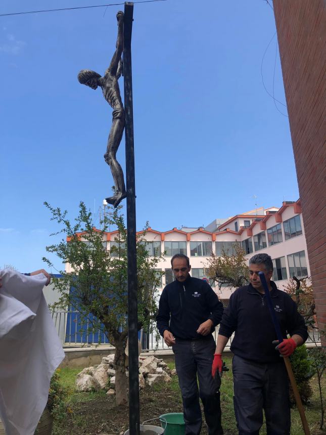 Crocifisso posto all’ingresso della chiesa di San Timoteo