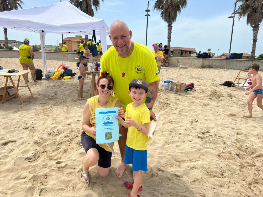 Cani di salvataggio, sub e rifiuti sulla spiaggia: mattinata intensa alla Costa Verde