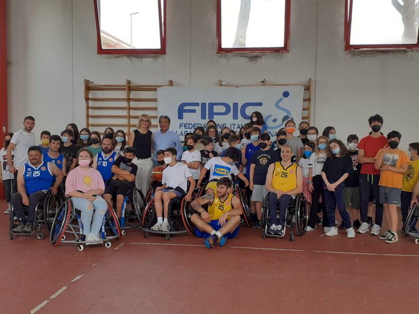 Basket in carrozzina alla scuola di via Po