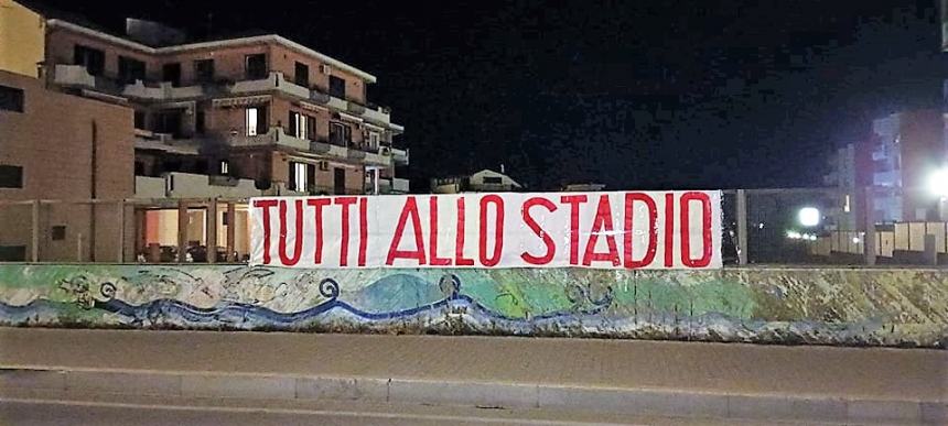 Striscione 'Tutti allo stadio' per il Termoli Calcio