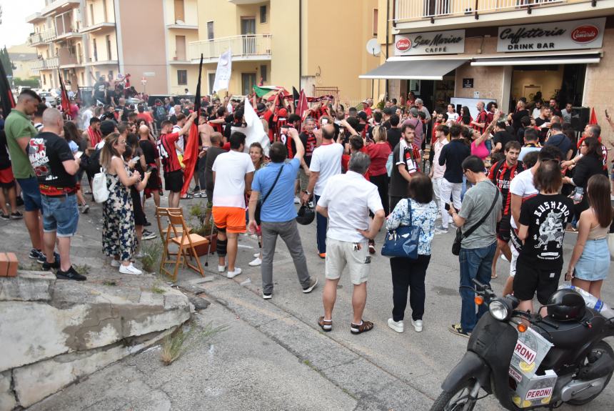 Dopo undici anni lo scudetto è del Milan, esplode la festa rossonera 