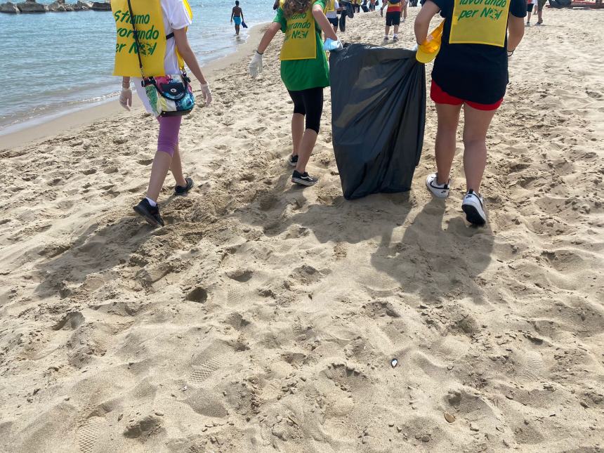 Legambiente, volontari e studenti ripuliscono la spiaggia di Campomarino