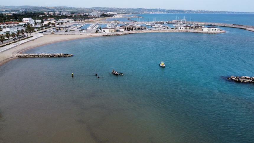 Cani di salvataggio, sub e rifiuti sulla spiaggia: mattinata intensa alla Costa Verde