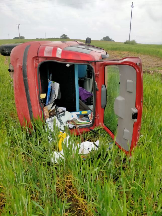 Esce fuori strada e si ribalta con l'auto per evitare un cinghiale, 45enne miracolata