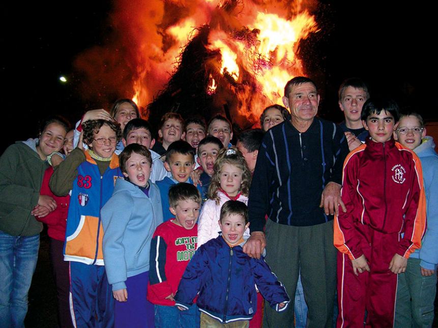 Falò per la pace: l'antica tradizione popolare del fuoco di San Michele