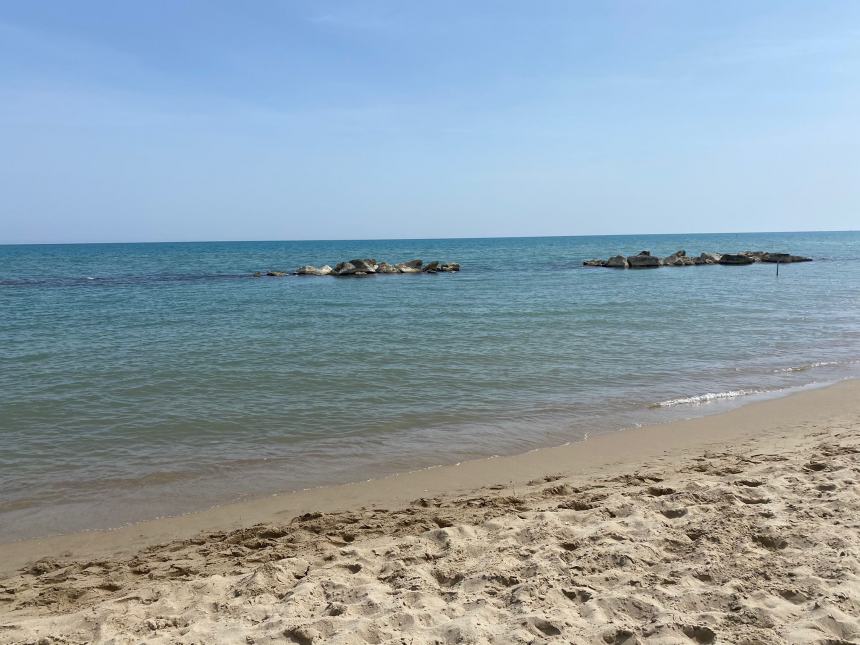 Legambiente, volontari e studenti ripuliscono la spiaggia di Campomarino