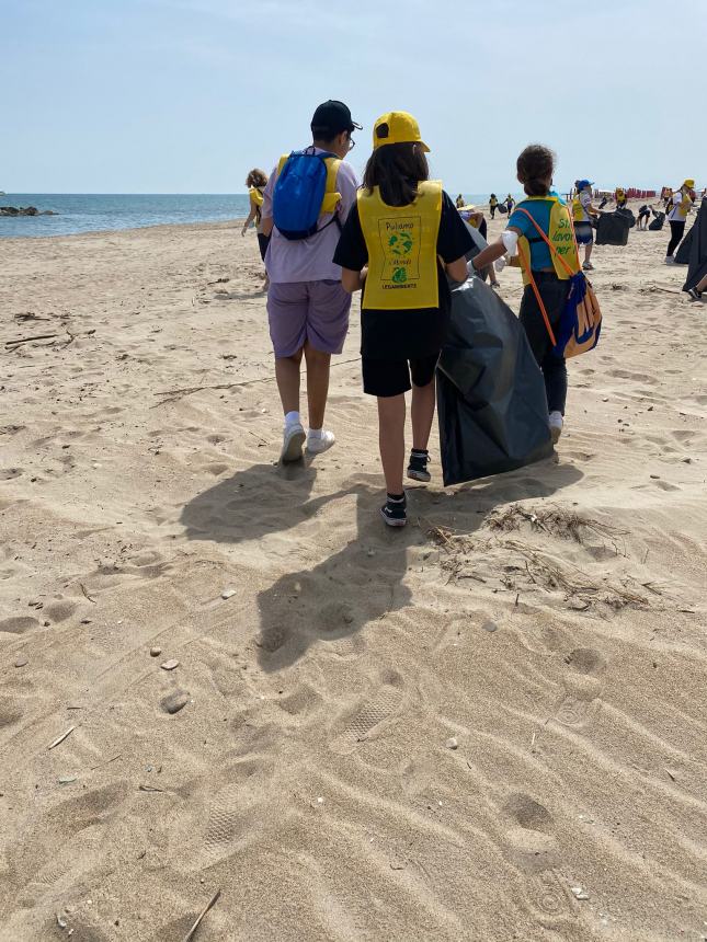 Legambiente, volontari e studenti ripuliscono la spiaggia di Campomarino