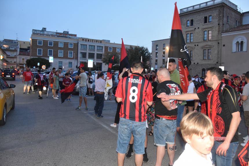 Dopo undici anni lo scudetto è del Milan, esplode la festa rossonera 