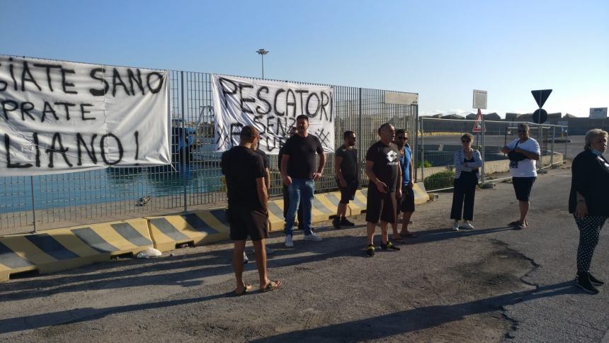 Sit-in degli armatori Vastesi: "Abbiamo famiglie da mantenere e mutui da pagare"