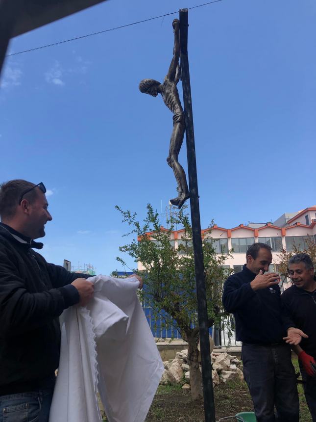 Crocifisso posto all’ingresso della chiesa di San Timoteo