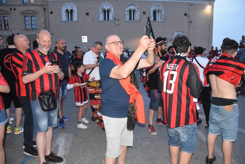 Dopo undici anni lo scudetto è del Milan, esplode la festa rossonera 