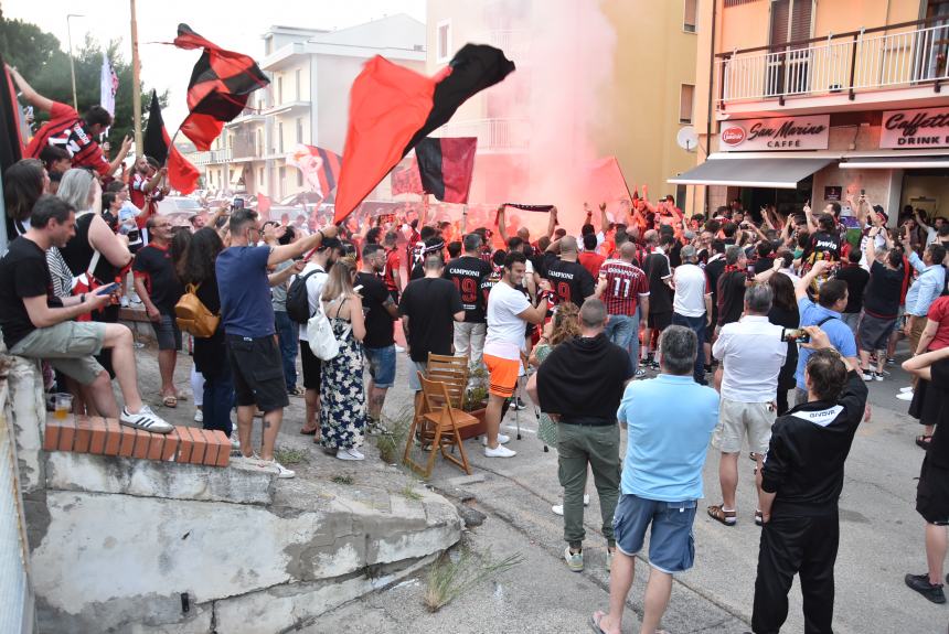 Dopo undici anni lo scudetto è del Milan, esplode la festa rossonera 