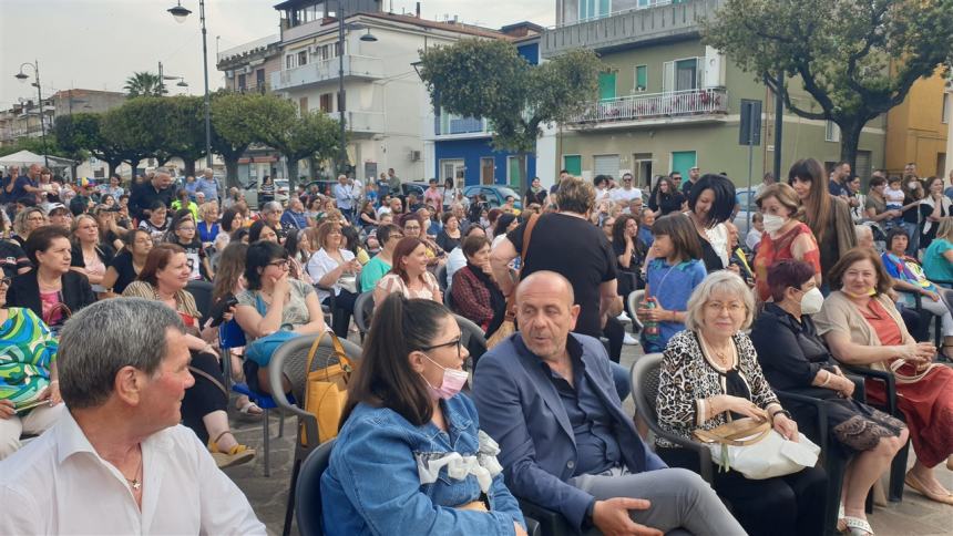 ‘Insieme in armonia’, successo per la recita degli studenti del ‘Vincenzo Cuoco’ 