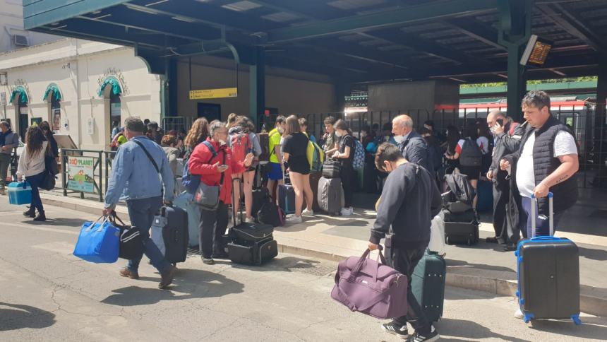 Protezione civile e Polizia ferroviaria danno assistenza ai viaggiatori a Termoli