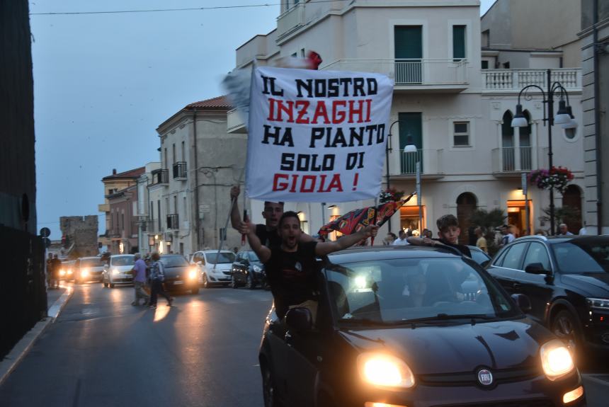 Dopo undici anni lo scudetto è del Milan, esplode la festa rossonera 