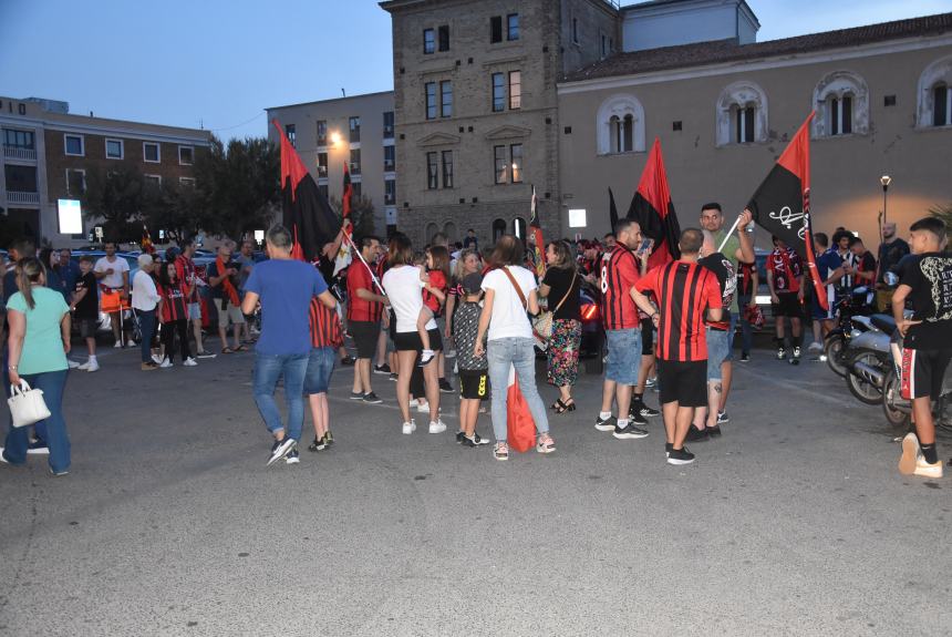 Dopo undici anni lo scudetto è del Milan, esplode la festa rossonera 