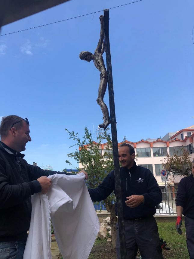 Crocifisso posto all’ingresso della chiesa di San Timoteo