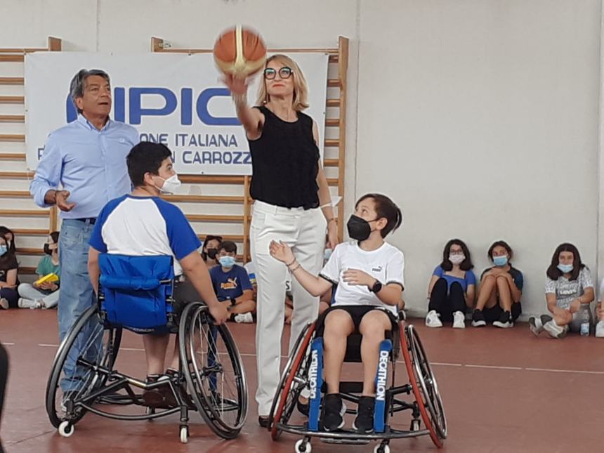 Basket in carrozzina alla scuola di via Po