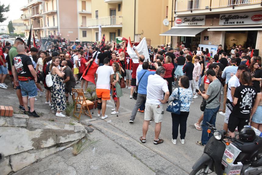 Dopo undici anni lo scudetto è del Milan, esplode la festa rossonera 