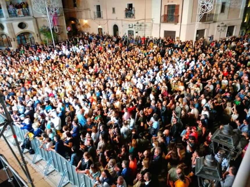 "Mare di gente" a Lesina, Max Gazzè manda in visibilio i suoi fan