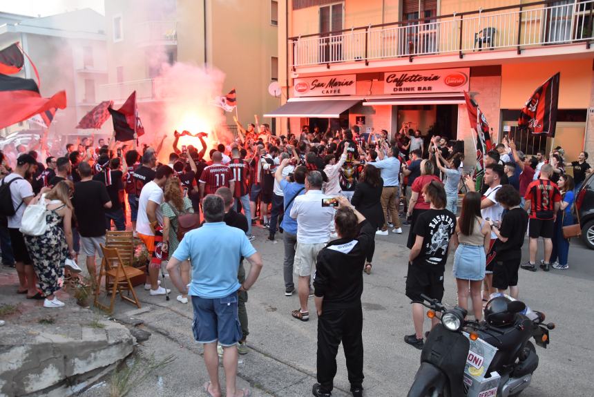 Dopo undici anni lo scudetto è del Milan, esplode la festa rossonera 