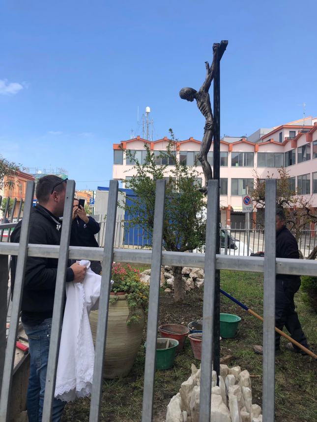 Crocifisso posto all’ingresso della chiesa di San Timoteo