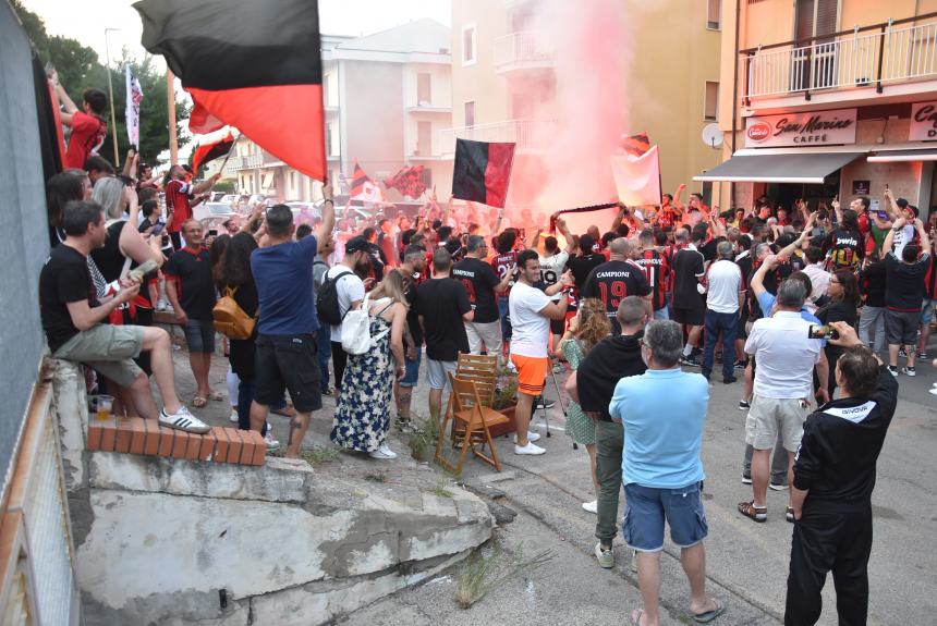 Dopo undici anni lo scudetto è del Milan, esplode la festa rossonera 