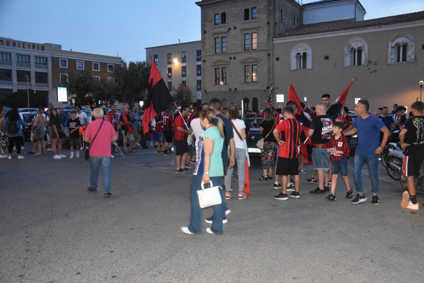 Dopo undici anni lo scudetto è del Milan, esplode la festa rossonera 