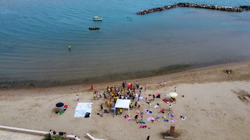 Cani di salvataggio, sub e rifiuti sulla spiaggia: mattinata intensa alla Costa Verde