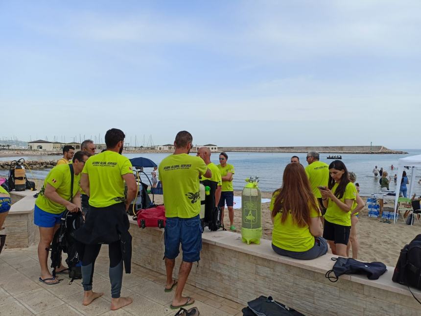 Cani di salvataggio, sub e rifiuti sulla spiaggia: mattinata intensa alla Costa Verde