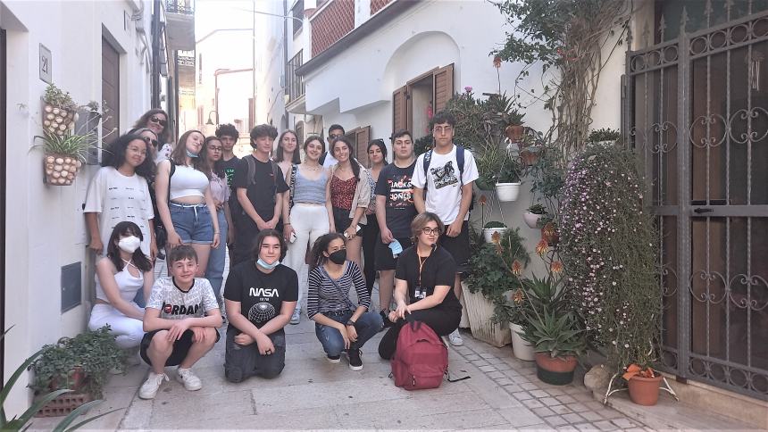 Studenti del Portogallo in visita al borgo antico