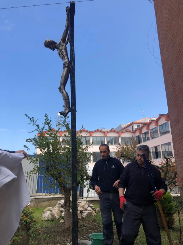 Crocifisso posto all’ingresso della chiesa di San Timoteo