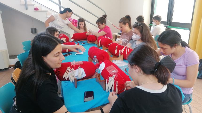Studenti dal Molise in Abruzzo per creare gioielli e ricami innovativi