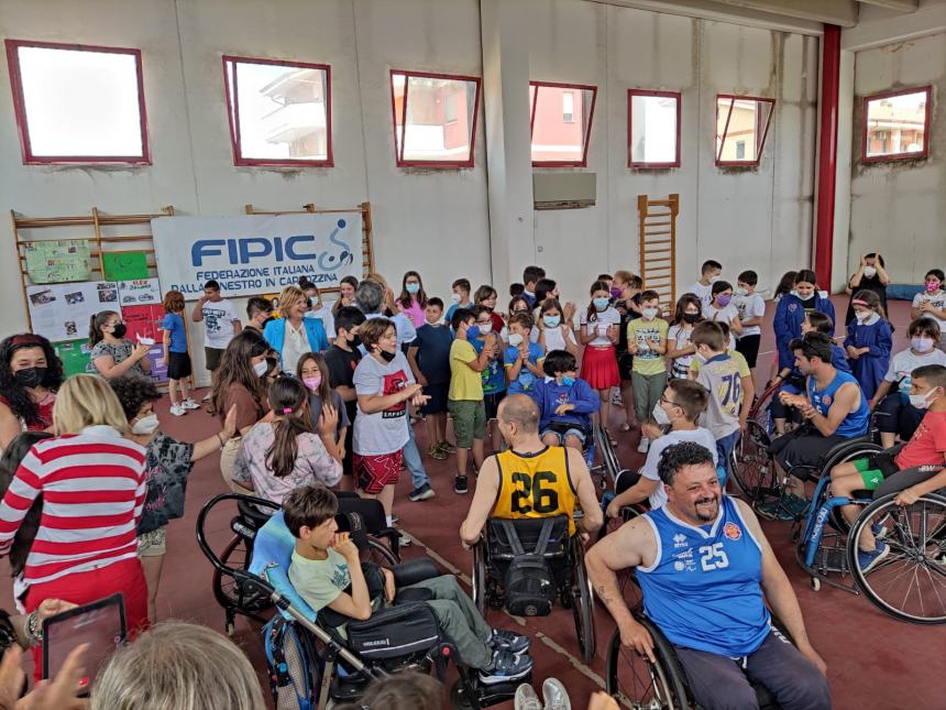 Basket in carrozzina alla scuola di via Po